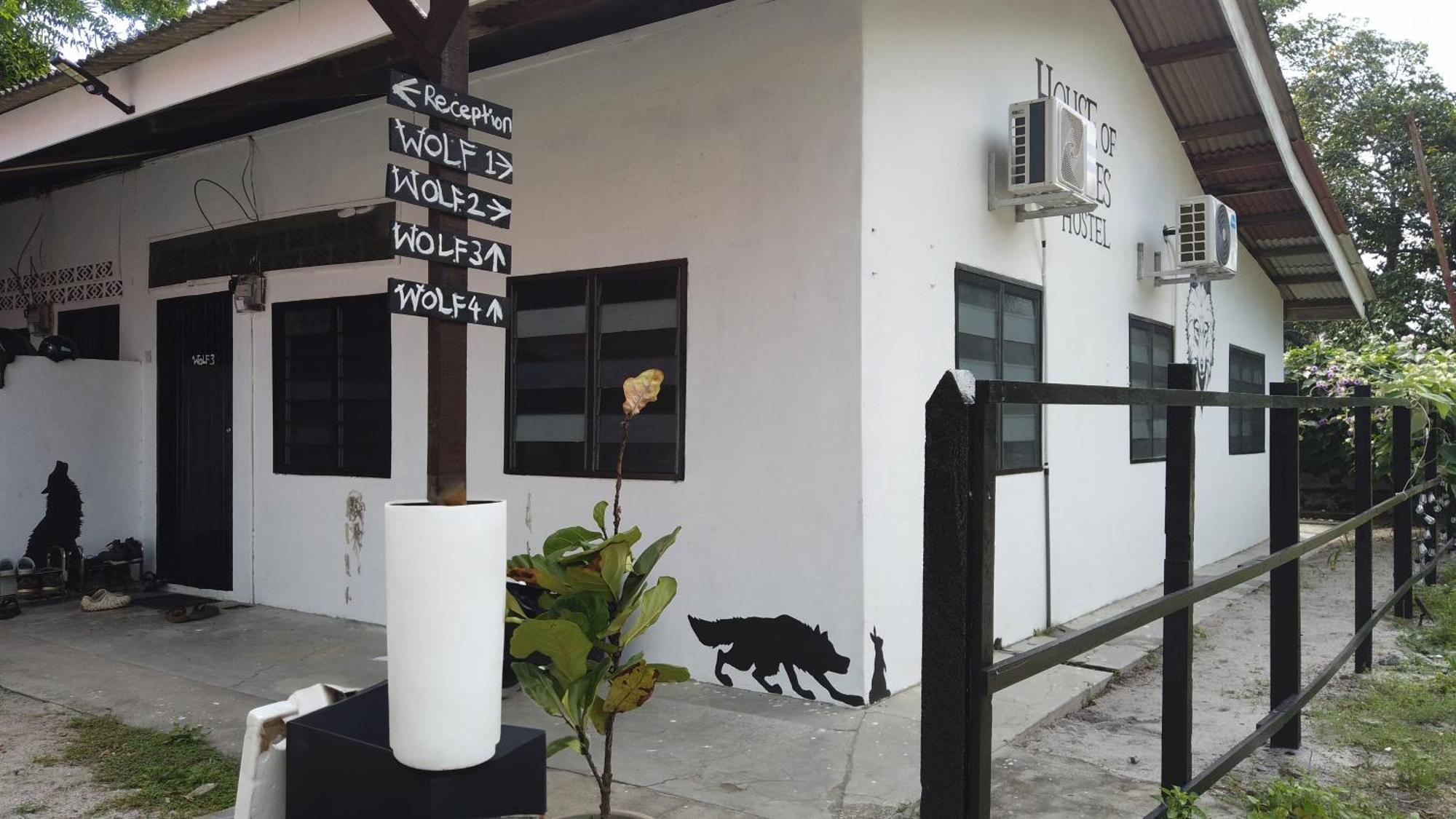 House Of Wolves Hostel Pantai Cenang  Exterior foto